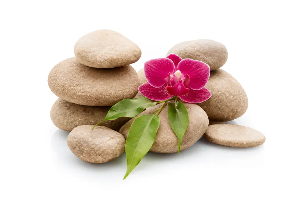 Natursteine mit Orchidee für Aromatherapie und Entspannung.