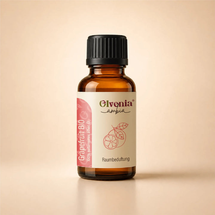 Olvenia Ambia Grapefruitöl Bio in Braunglasflasche zur Raumbeduftung auf warmem beigem Hintergrund