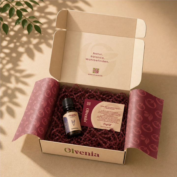 Olvenia Ambia Lavendelöl Bio in geöffneter Geschenkbox mit Seidenpapier, Füllmaterial und Dankeskarte