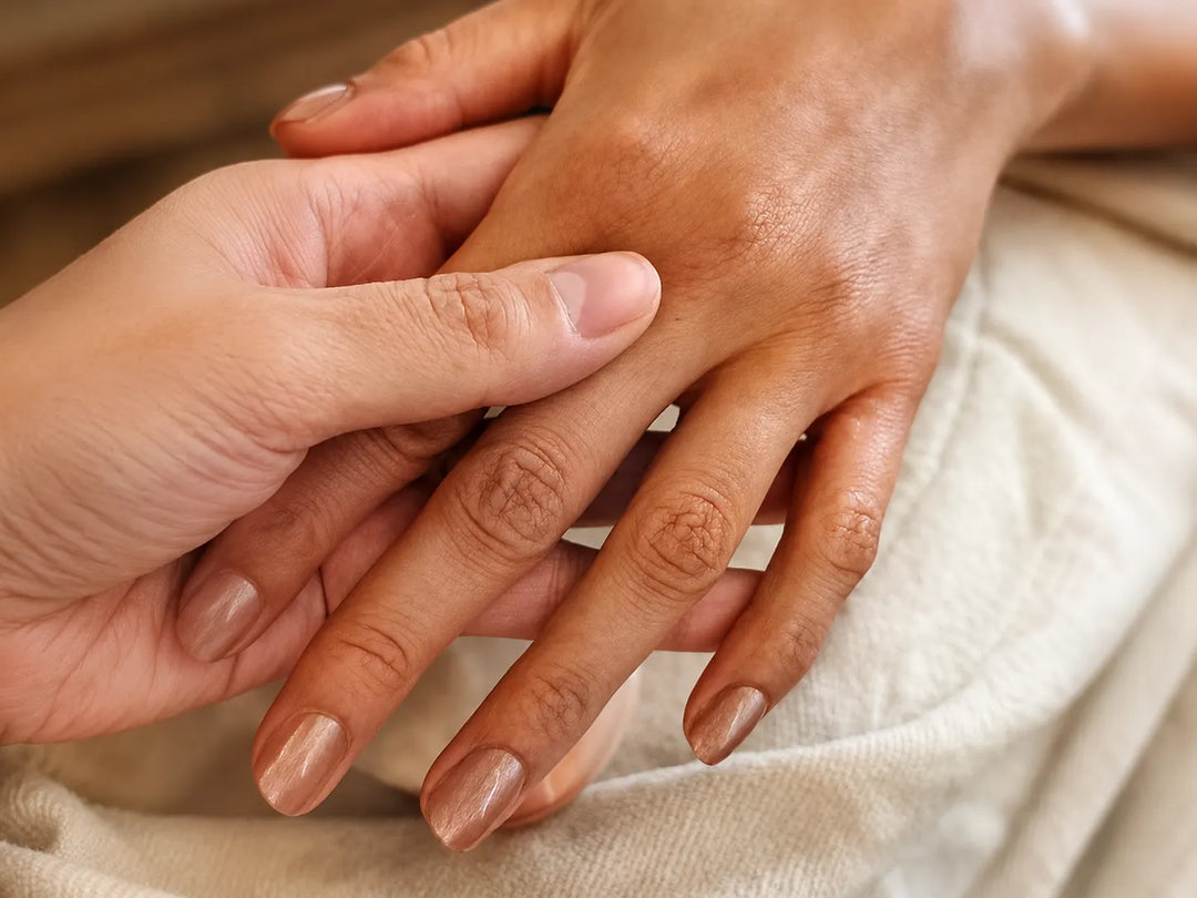 Sanfte Handmassage bei Olvenia mit ätherischen Ölen in ruhiger Wohlfühlatmosphäre