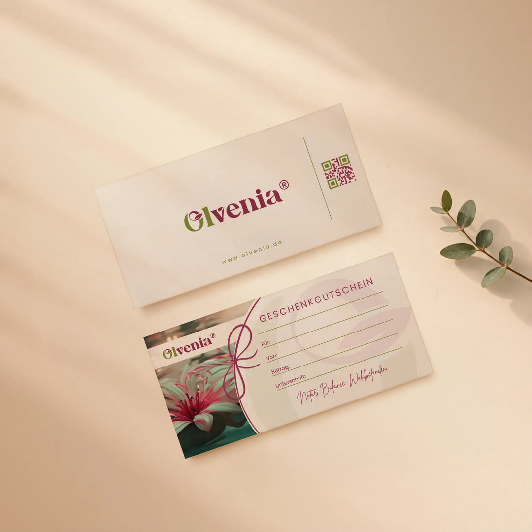 Olvenia Geschenkgutschein mit Vorder- und Rückseite auf warmem beigem Hintergrund