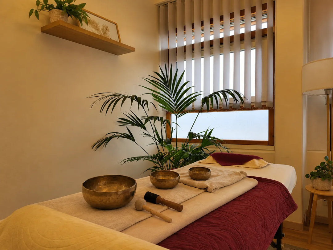 Klangschalen und harmonische Wellness-Atmosphäre im Aromamassageraum von Olvenia