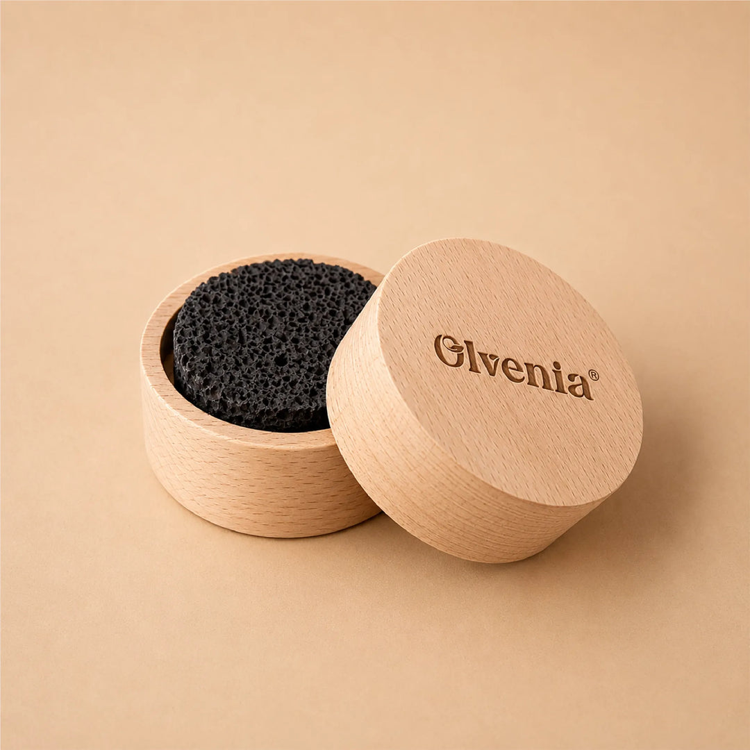 Olvenia natürlicher Lava Aroma-Duftstein in runder Holzdose mit graviertem Olvenia Logo