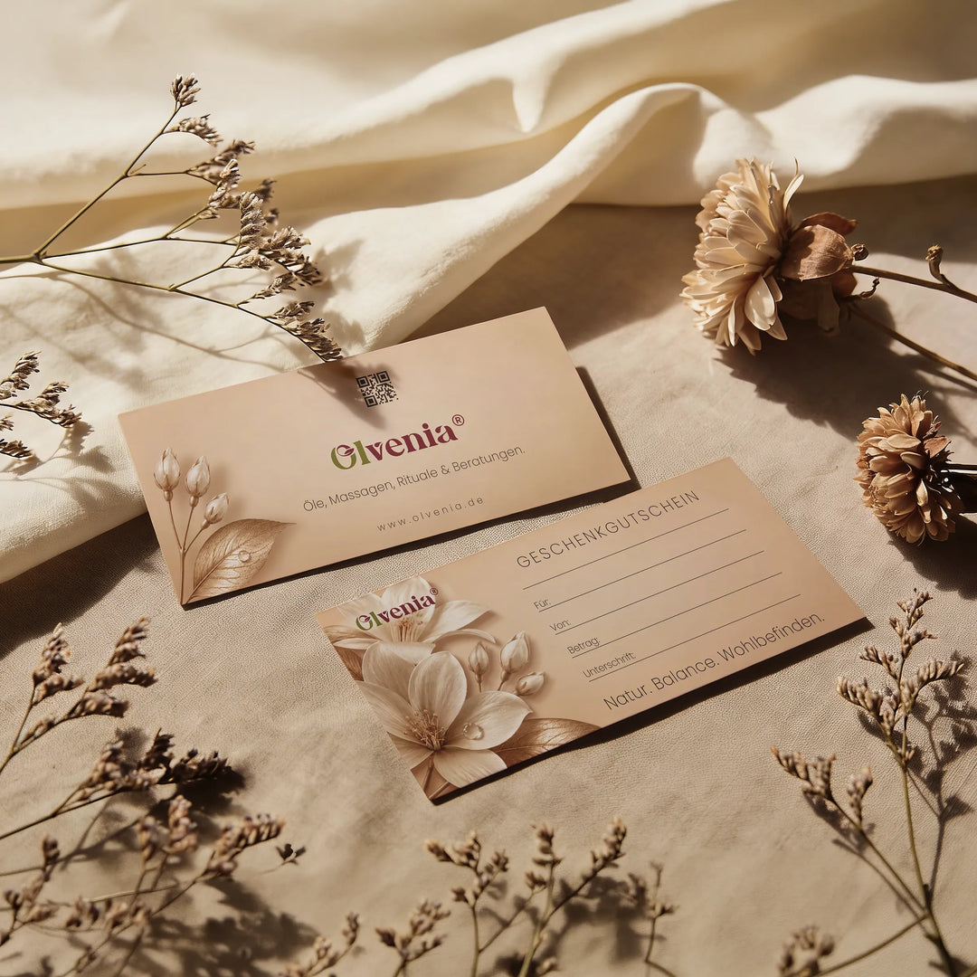 Olvenia Shopgutschein Karten in natürlicher Lifestyle-Szene mit warmem Licht und Trockenblumen
