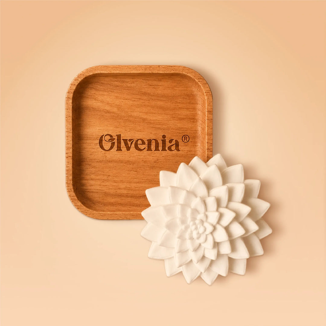 Olvenia Sukkulent Aroma-Duftstein als weiße Blüte auf Holztablett mit graviertem Olvenia Logo