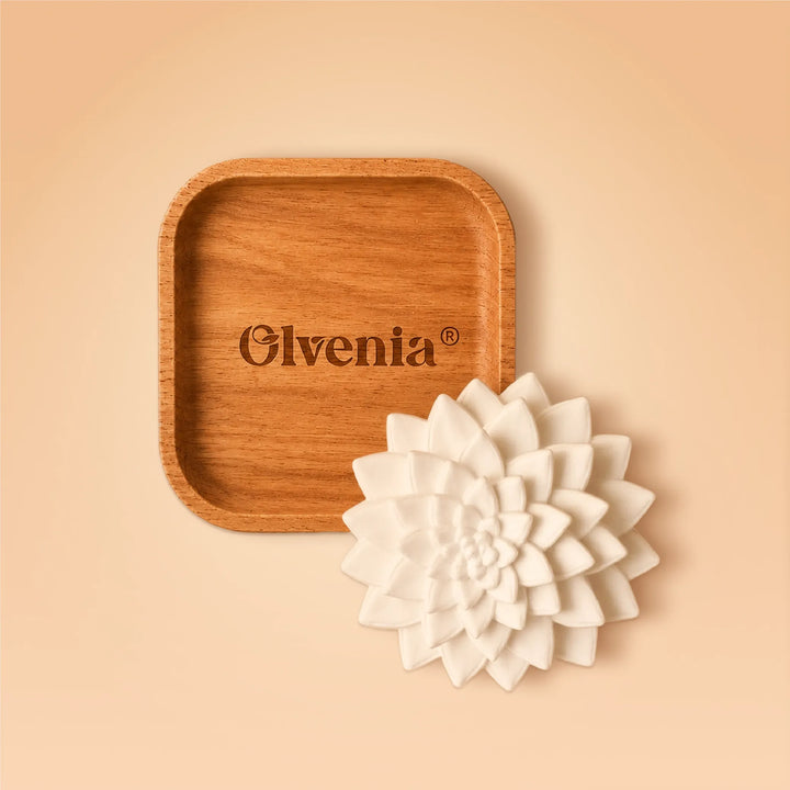 Olvenia Sukkulent Aroma-Duftstein als weiße Blüte auf Holztablett mit graviertem Olvenia Logo