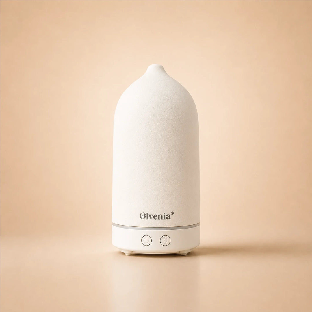 Weißer Olvenia Keramik-Diffuser mit glatter Oberfläche auf warmem beigem Hintergrund