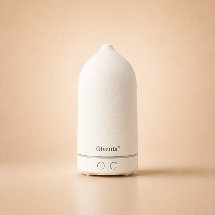 Weißer Olvenia Keramik-Diffuser mit glatter Oberfläche auf warmem beigem Hintergrund